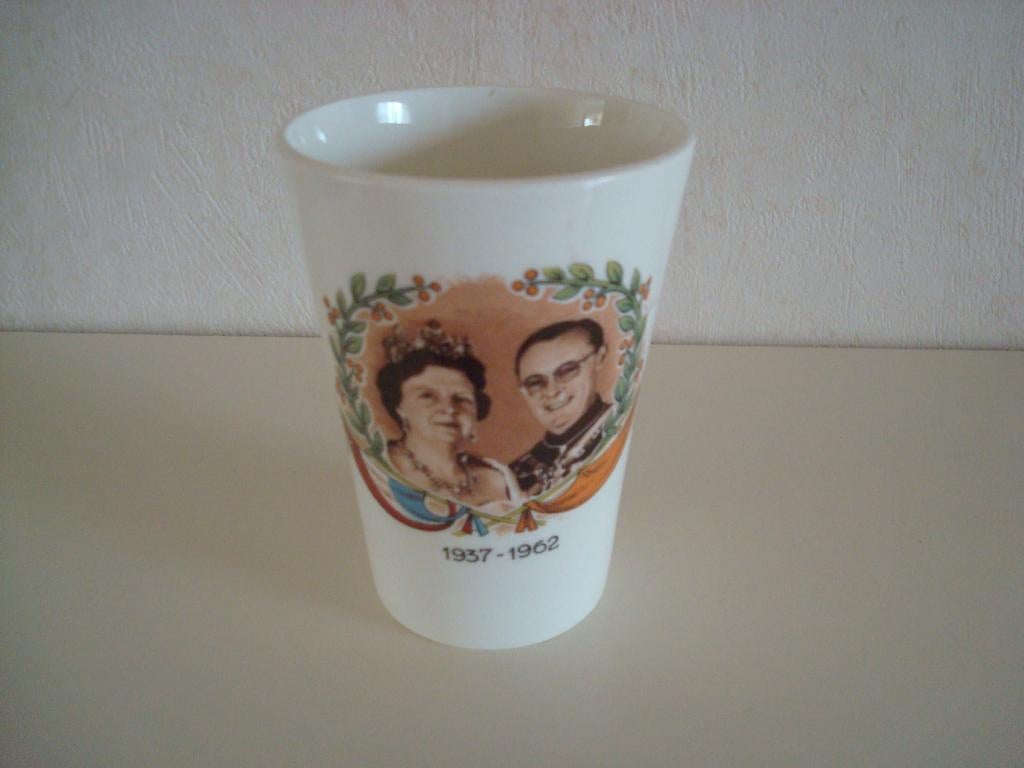 Beker 25 jaar Juliana - Bernhard. Koninklijk, Verzamelen, Ophalen of Verzenden, Zo goed als nieuw, Nederland, Servies