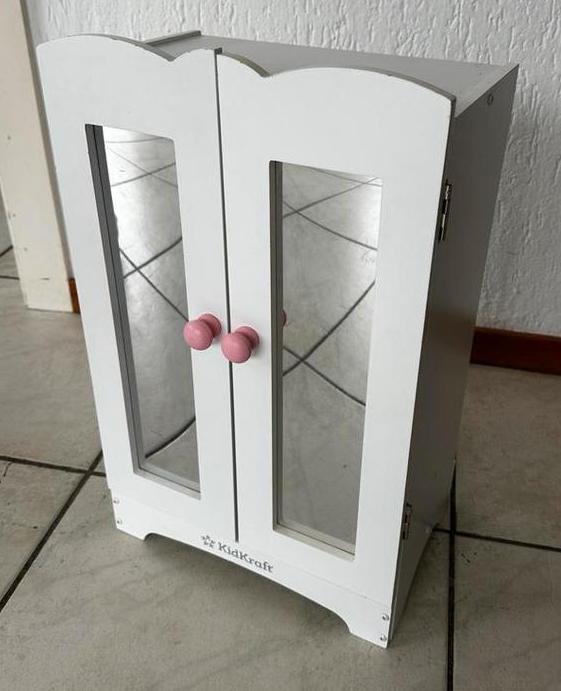KidKraft houten Poppen Kledingkast met Spiegels en Hangers, Ophalen, Zo goed als nieuw, Toebehoren