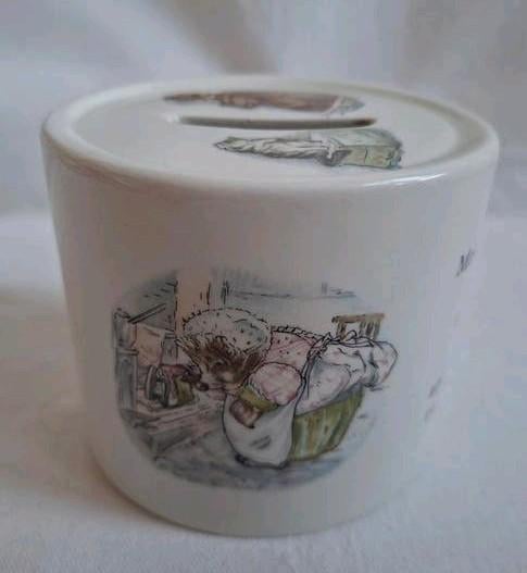 Wedgwood spaarpot Mrs Tiggy Winkle van Beatrix Potter, Verzamelen, Ophalen of Verzenden, Zo goed als nieuw, Steen, Aardewerk of Keramiek