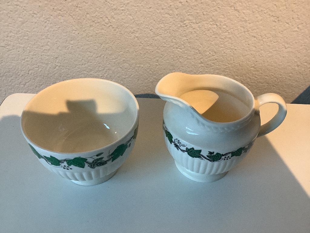 WEDGEWOOD SERVIES KIES UIT EN BIEDT, Antiek en Kunst, Antiek | Servies los, Ophalen of Verzenden