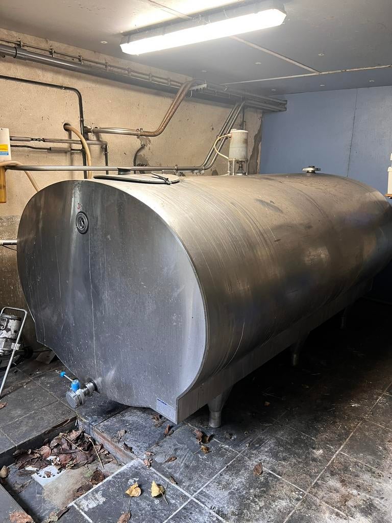 Mueller melktank 4700 liter met koelmotor opslagvat bassin, Ophalen
