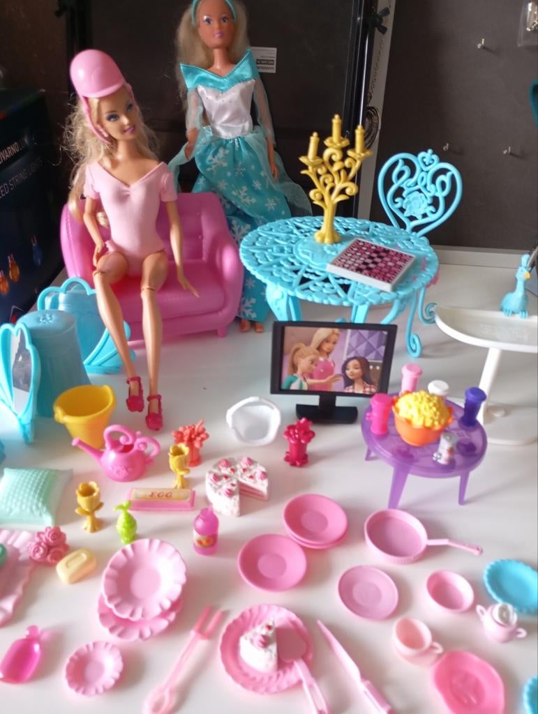 Twee Barbie poppen met roze bank,blauwe tafel,stoel nu 20€., Ophalen of Verzenden, Barbie