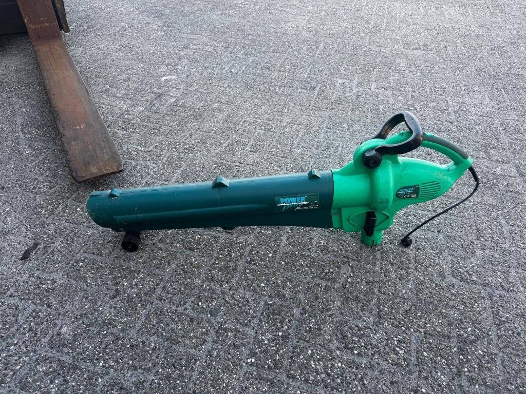 Powerplus bladblazer rond 2400–3000 W, Tuin en Terras, Gebruikt, Handgedragen, Met neuswiel, Ophalen of Verzenden
