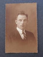 Foto Ateliers BLEUZE, Rotterdam: Man met stropdas, Verzamelen, Gebruikt, Foto, Ophalen of Verzenden, Voor 1940