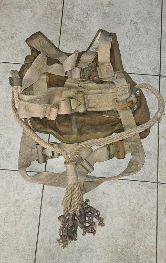Origineel WW2 Duitse Parachutist springharnas RZ20 parachute, Ophalen of Verzenden, Luchtmacht, Duitsland, Kleding of Schoenen