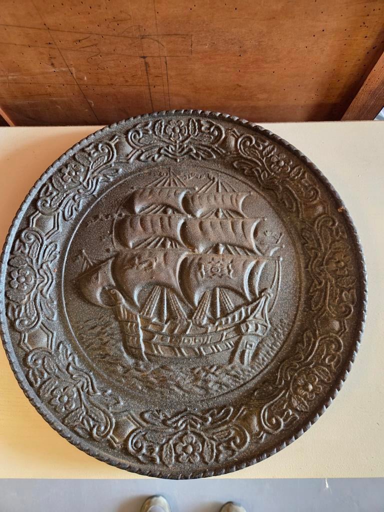 Antiek gietijzer wandbord met zeilschip en bloemmotief, Ophalen