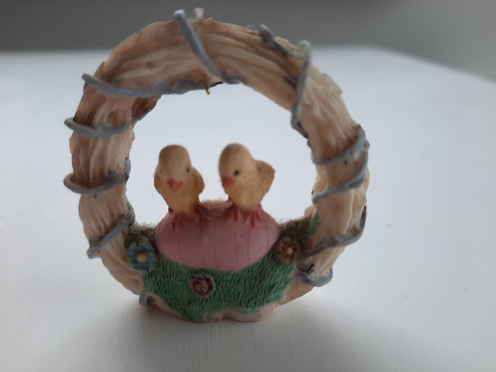 Pasen - Stenen beeldje kuikentjes op ei in krans, Ophalen of Verzenden