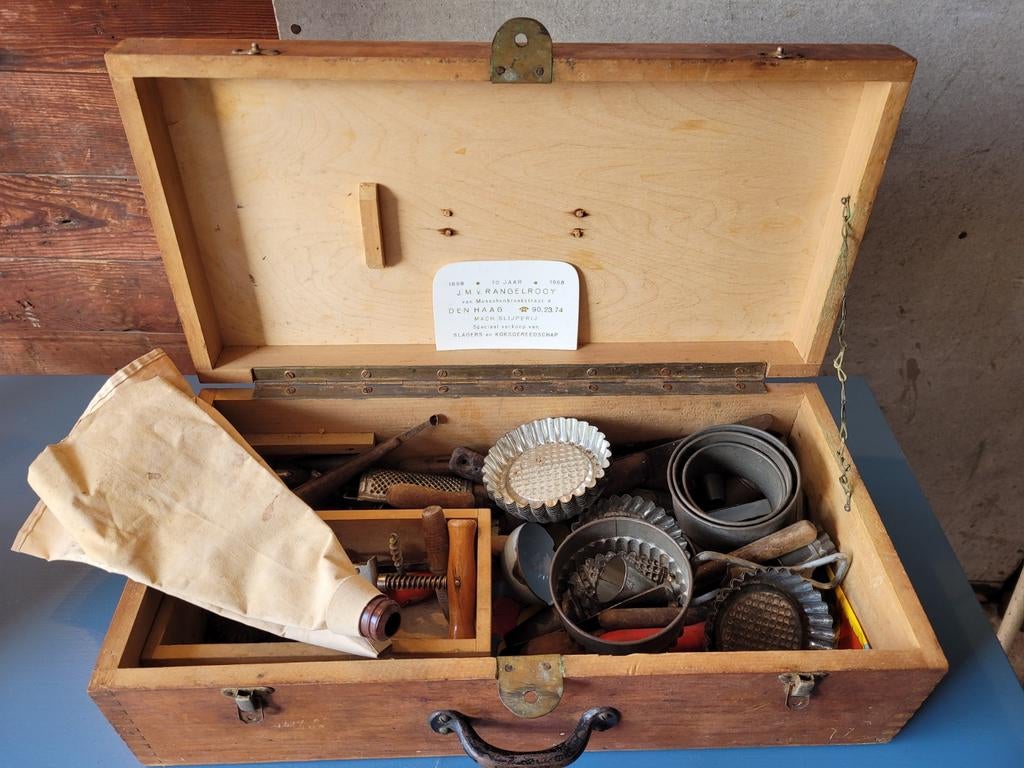 Oude bakspullen  met opbergkist, Ophalen of Verzenden, Gebruikt, Taarten of Cupcakes, Bakvorm