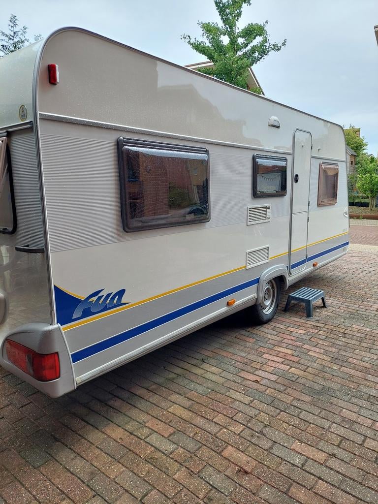 Bürstner Fun 480TK gezinscaravan met Unico Genua voortent, 750 - 1000 kg, Particulier, Bürstner, 6 tot 7 meter