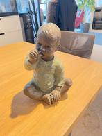 Bronzen beeldje Geert Kunen - Zittende baby, Antiek en Kunst, Ophalen of Verzenden
