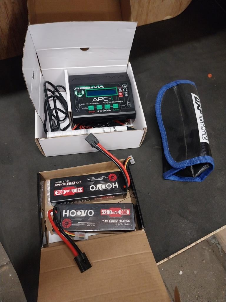 2s lipo accu's en lader, Ophalen of Verzenden, Zo goed als nieuw, Overige schalen, Auto offroad