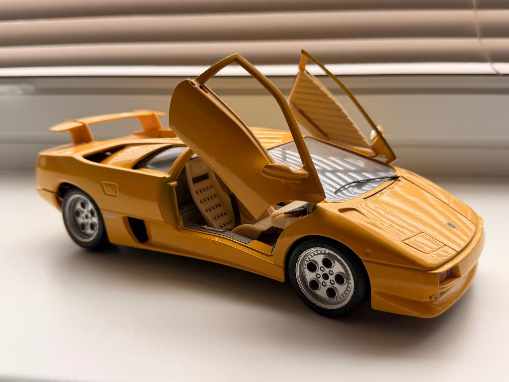 Bburago Lamborghini Diablo 1990 Geel schaal 1:18, Hobby en Vrije tijd, Modelauto's | 1:18, Ophalen, Zo goed als nieuw, Auto, Bburago