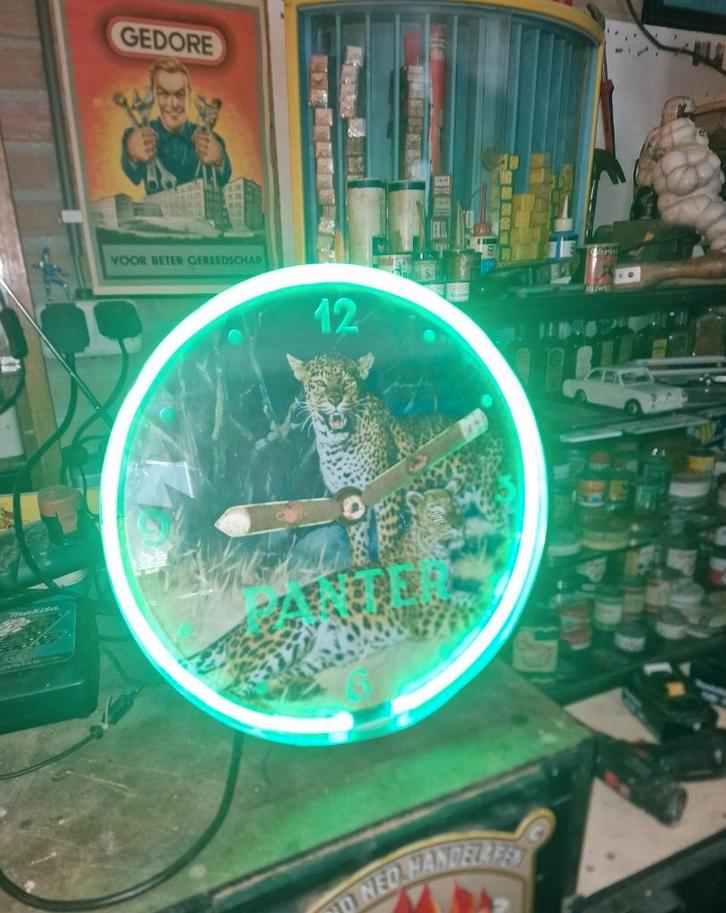 Panter Neon Klok reclamewandklok met groene neon verlichting, Verzamelen, Merken en Reclamevoorwerpen, Gebruikt, Ophalen