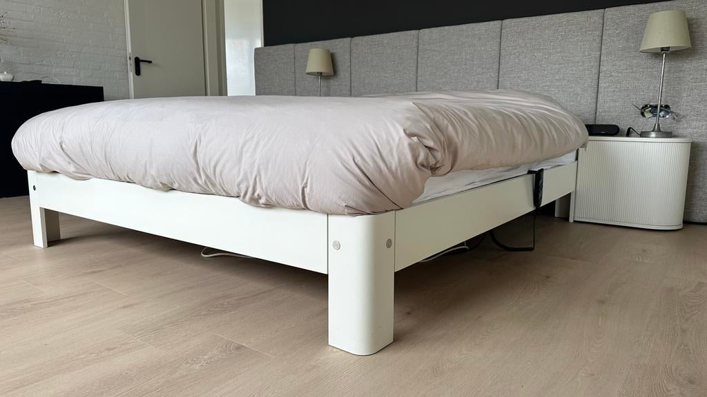 Auping Auronde bedframe 180x210, achterwand en 2 tafeltjes, Ophalen, Gebruikt, Tweepersoons, 180 cm