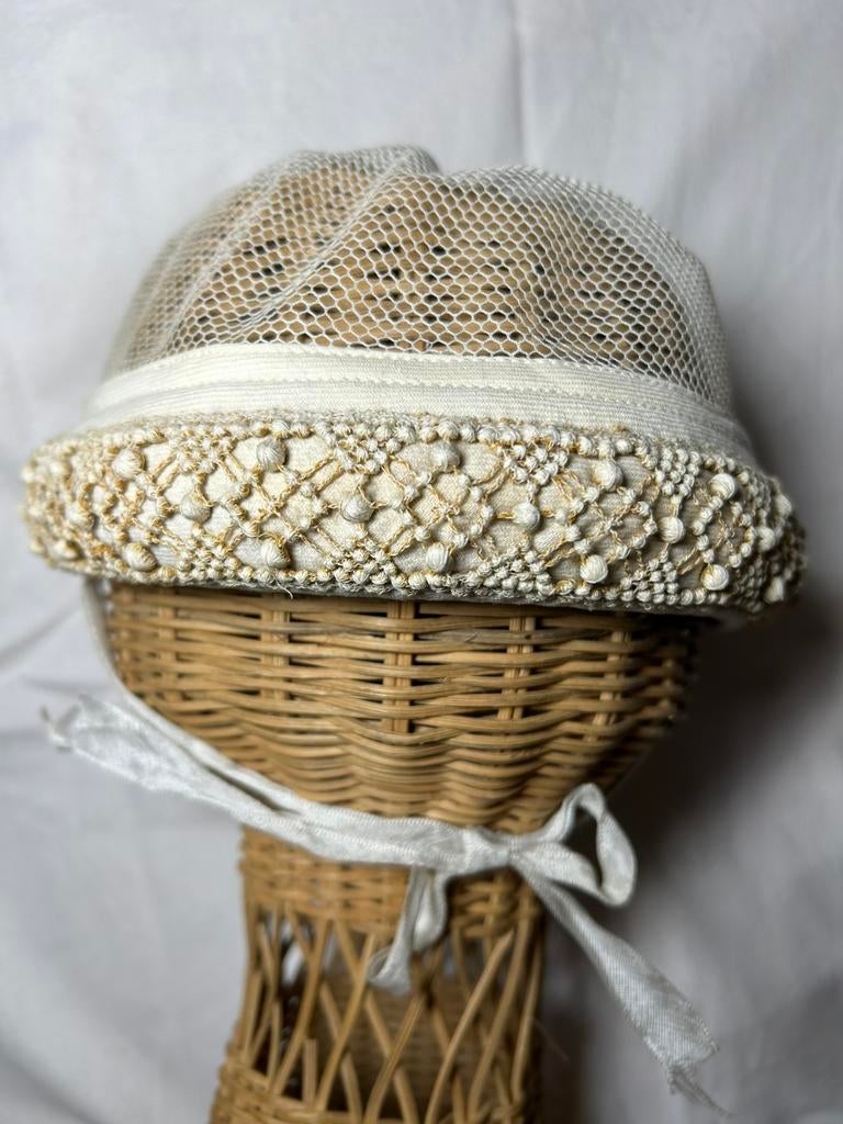 Oud Antiek mutsje bonnet met bijz. rand kraaltjes haakwerk, Ophalen of Verzenden