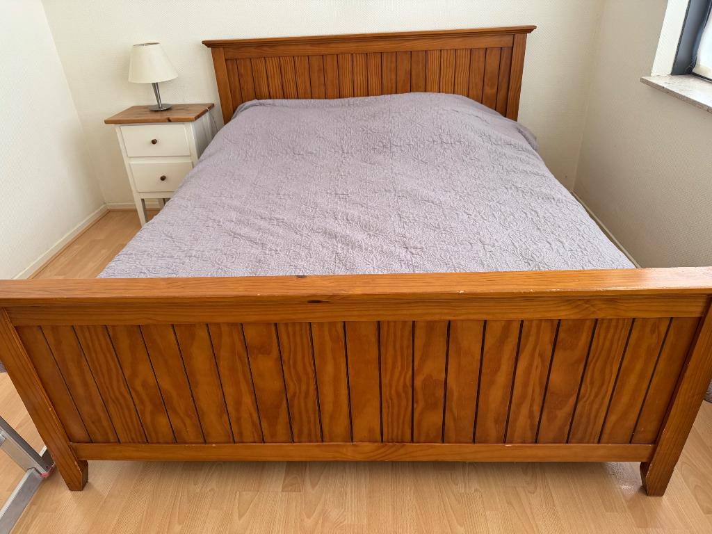 Hoger houten 2 persoonsbed inclusief matras, Huis en Inrichting, Slaapkamer | Bedden, Ophalen, Gebruikt, Bruin, Tweepersoons