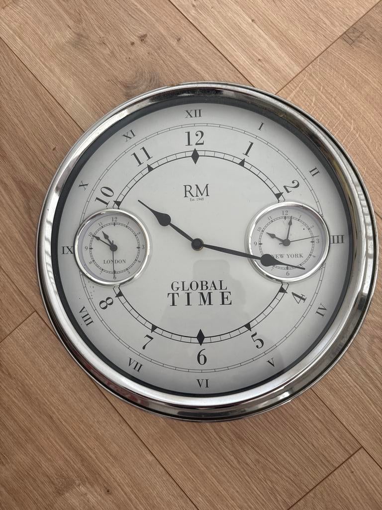 RM wandklok Global Time, Ophalen of Verzenden, Gebruikt, Analoog, Wandklok