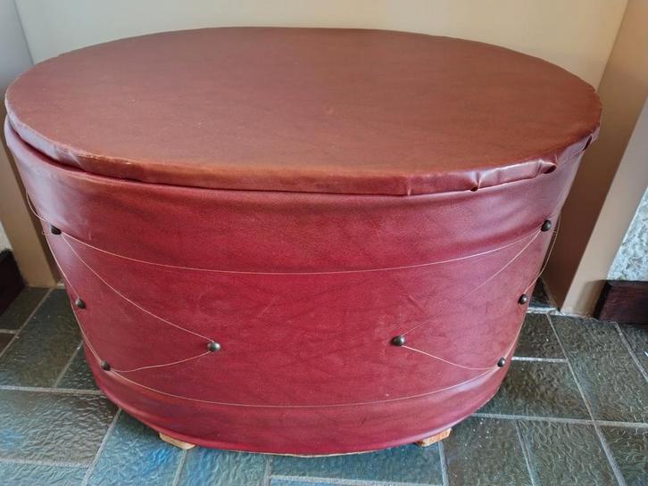 Bordeaux Rode poef met opbergruimte, Vintage, Huis en Inrichting, Banken | Voetenbanken en Poefen, Gebruikt, Minder dan 50 cm