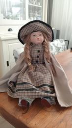 Mooie porseleinen pop met geruite jurk en hoed, Ophalen of Verzenden, Zo goed als nieuw, Overige typen