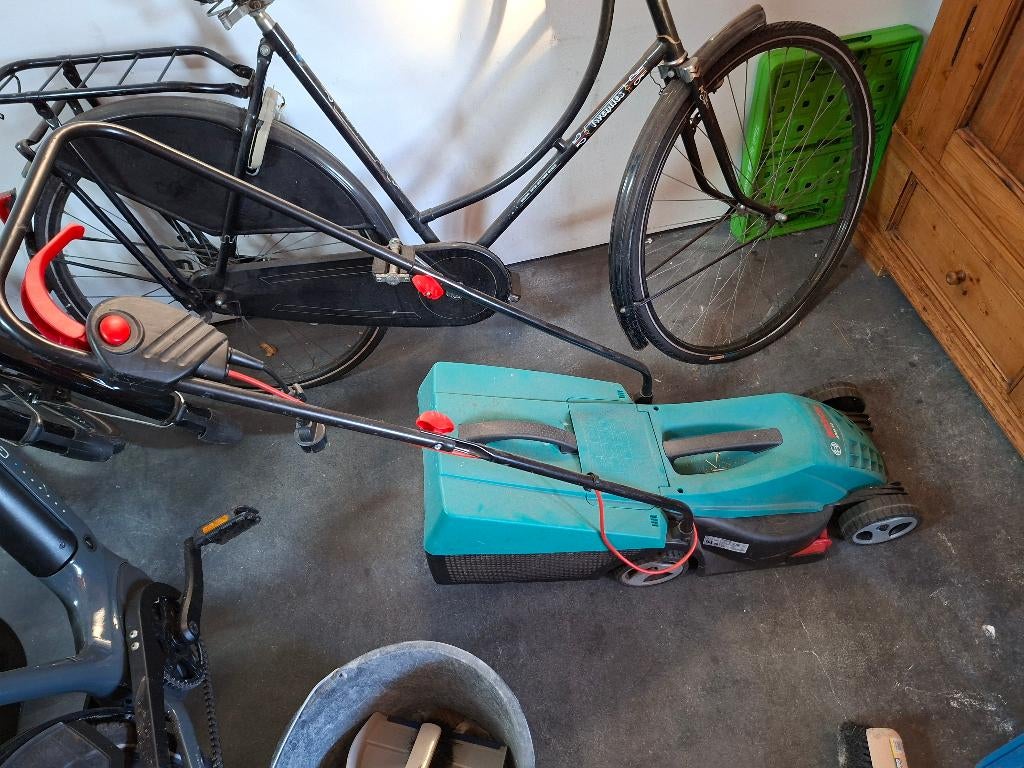 Grasmaaier, Tuin en Terras, Ophalen, Zo goed als nieuw, Elektrische grasmaaier, Bosch/Stihl
