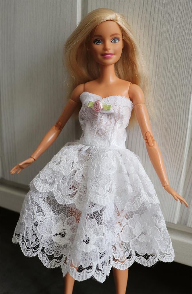 Barbie kleding nieuw - Half lange jurk wit met kant en bloem, Ophalen of Verzenden, Nieuw, Barbie