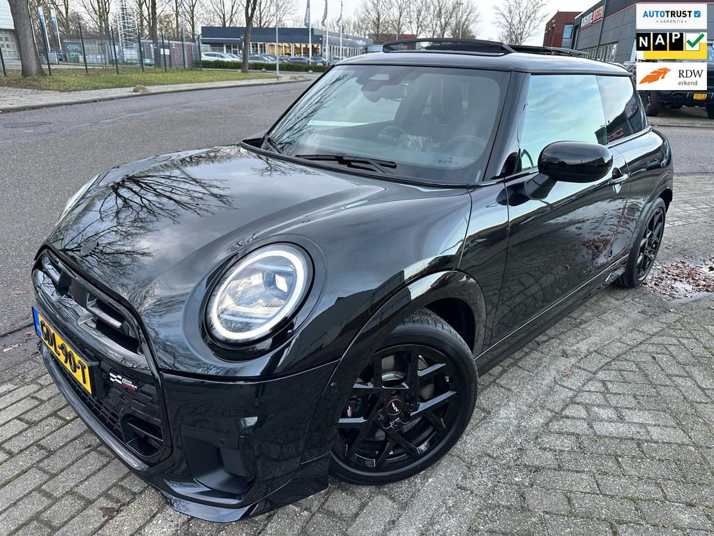 Mini Mini 1.5 Cooper C 2024 John Cooper Works M SPORT PANO L, Auto's, Gebruikt, 156 pk, Met garantie (alle), 4 stoelen