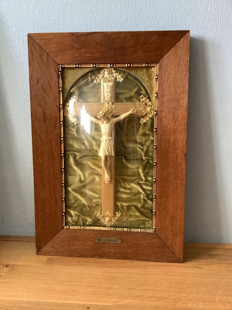 GROTE  CRICIFIX MET BOL GLAS EN FLUWEEL "HET IS VOLBRACHT", Antiek en Kunst, Antiek | Religie, Ophalen of Verzenden
