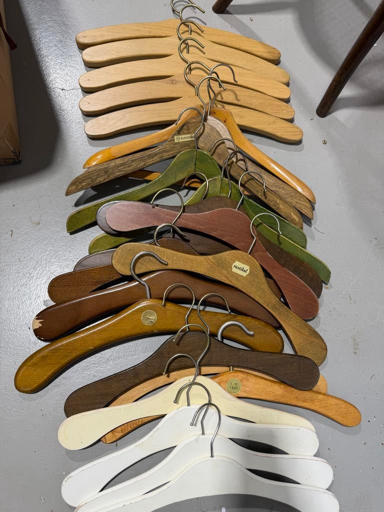 Partij houten kledinghangers, Ophalen of Verzenden, Gebruikt, Hout, Volwassenen