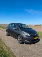 Toyota Yaris 1.3 16V Vvt-i 3DR 2012 Grijs, Auto's, Voorwielaandrijving, 40 €/maand, 4 cilinders, Handgeschakeld
