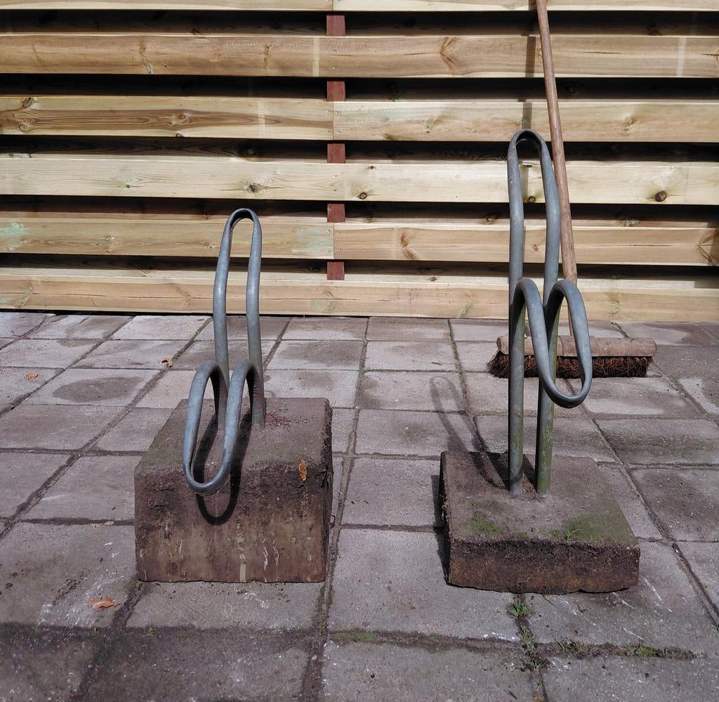 Twee fietsbeugels op betonnen voet, Ophalen