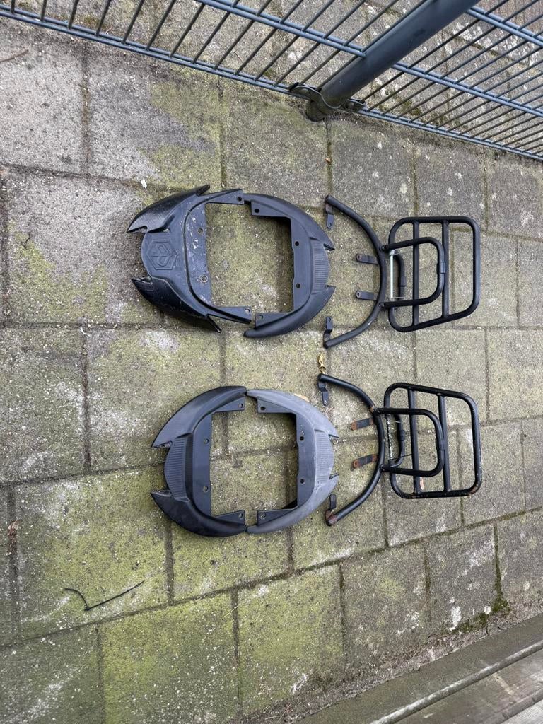Piaggio zip spoilers en achterrekjes, Fietsen en Brommers, Scooters | Piaggio, Ophalen of Verzenden, Zo goed als nieuw, Benzine