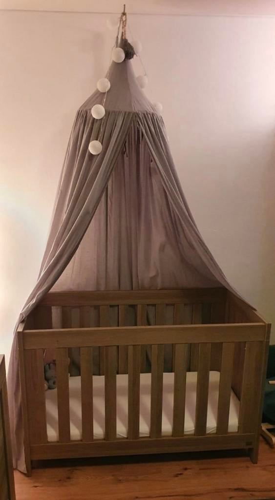 Complete babykamer van TWF: dressoir, kast en ledikant bruin, Ophalen, Zo goed als nieuw, Jongetje of Meisje