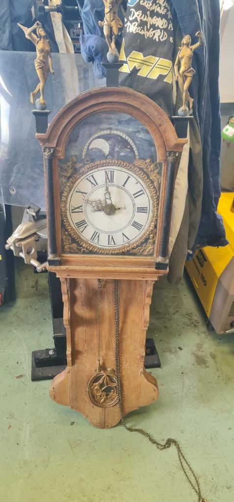 Antieke houten wandklok met maanfase en figuren, Ophalen of Verzenden