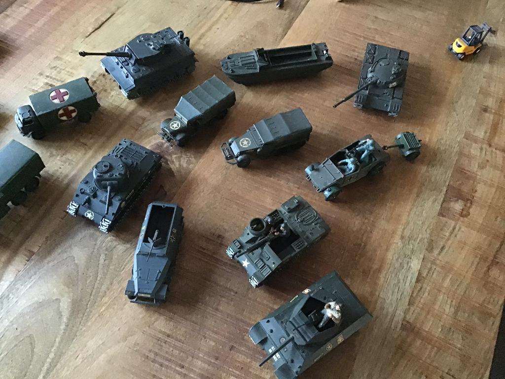 15 legervoertuigen, Ophalen, Zo goed als nieuw, Overige merken