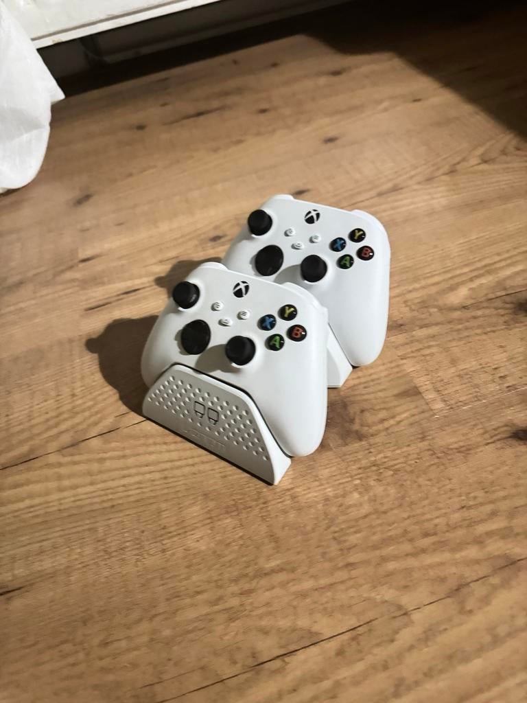 Witte Xbox Controllers met Oplaadstation, Ophalen of Verzenden, Zo goed als nieuw, Xbox One, Controller