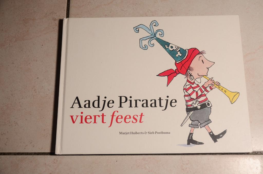 Aadje Piraatje viert feest / Marjet Huiberts groot formaat, Boeken, Fictie algemeen, Jongen of Meisje, Ophalen of Verzenden, Zo goed als nieuw