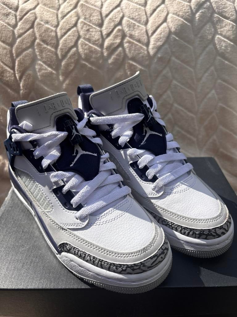 White, navy jordan spizikes maat 37,5 bieden kan!, Ophalen of Verzenden, Nieuw, Schoenen