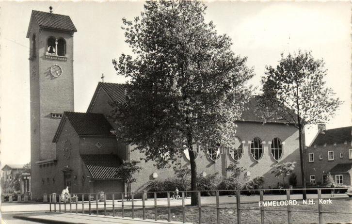 Emmeloord, N.H. Kerk - volk - 1964 gelopen, Verzamelen, Ansichtkaarten | Nederland, Gelopen, Noord-Brabant, Voor 1920, Ophalen of Verzenden