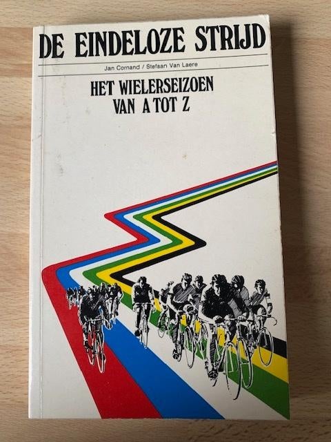De eindeloze strijd - wielerseizoen 1977 van A tot Z, Boeken, Sportboeken, Ophalen of Verzenden, Gelezen, Balsport