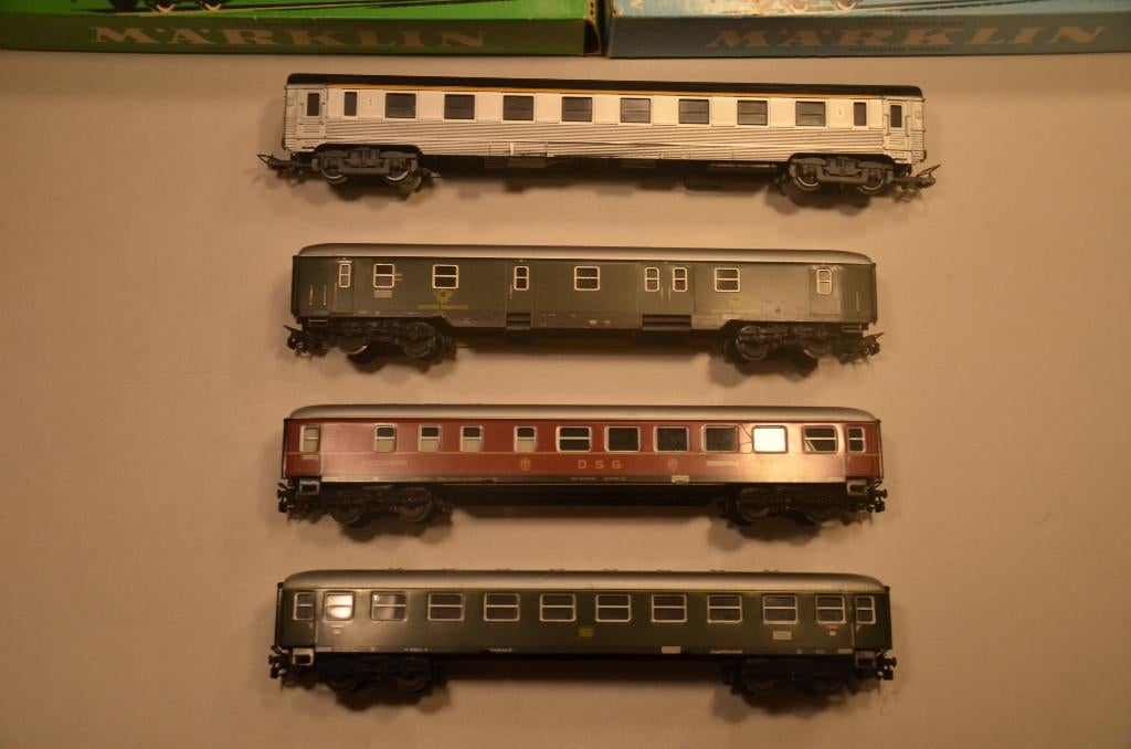 Marklin 3x personenrijtuig 4022 - 4024 - 4047 (en 1 Jouef), Wisselstroom, Gebruikt, Wagon, Ophalen of Verzenden