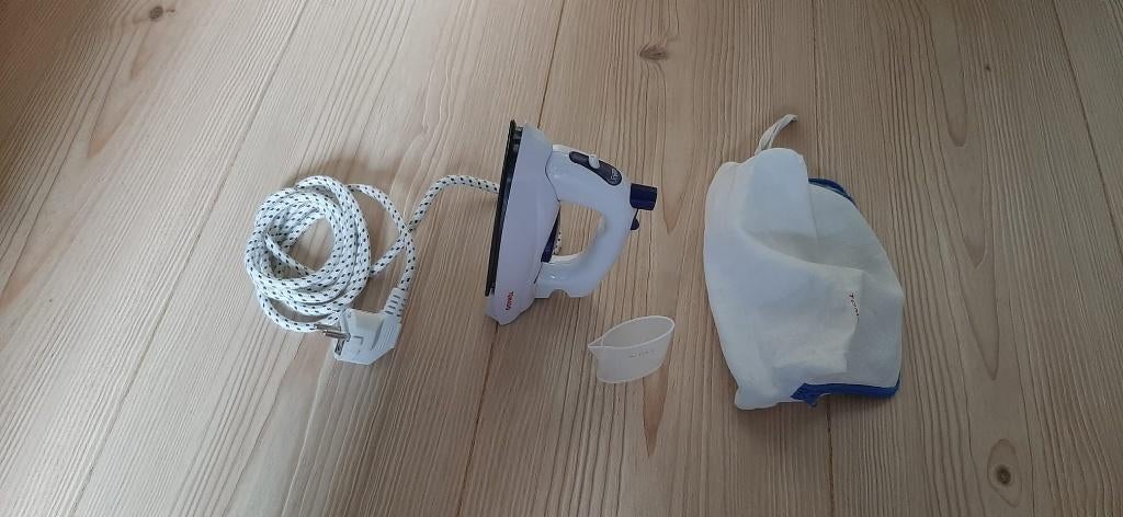 Tomado inklapbare strijkijzer, Witgoed en Apparatuur, Strijkijzers en Strijkplanken, Ophalen, Zo goed als nieuw, Strijkijzer met snoer