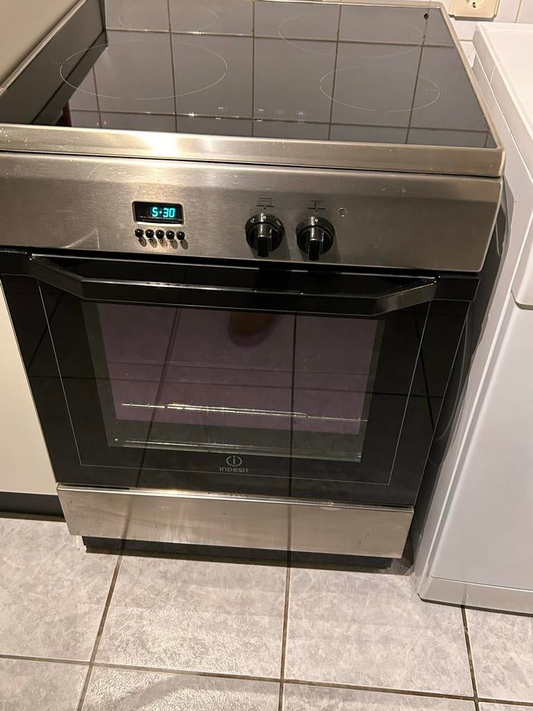 Indesit inductie kookplaat met oven, Witgoed en Apparatuur, Fornuizen, Gebruikt, 60 cm of meer, Inductie, Vrijstaand