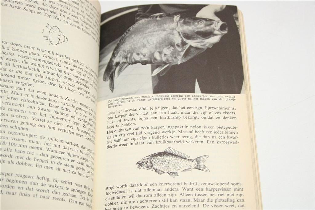 Vintage — Tussen Ruisend Riet [1966] — Vissen met Schreiner, Boeken, Ophalen of Verzenden, Gelezen, Watersport en Hengelsport