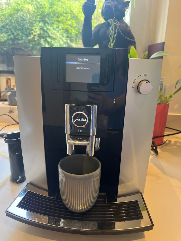 Jura E6 volautomatische espressomachine - Zo goed als nieuw, Witgoed en Apparatuur, Koffiezetapparaten, Afneembaar waterreservoir