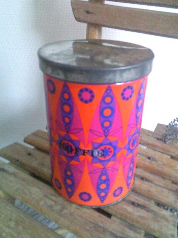 Tomado blik met psychedelisch patroon in oranje, paars roze., Verzamelen, Blikken, Gebruikt, Overige, Ophalen of Verzenden