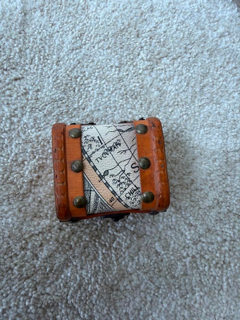 Schatkistje met zeldzame stenen, Verzamelen, Mineralen en Fossielen, Ophalen of Verzenden, Mineraal