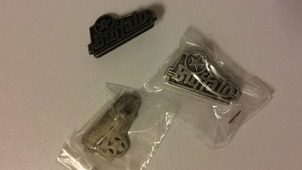 Buffalo logo ster cowboy speld schoenen kleding merk, Verzamelen, Speldjes, Pins en Buttons, Ophalen of Verzenden, Zo goed als nieuw