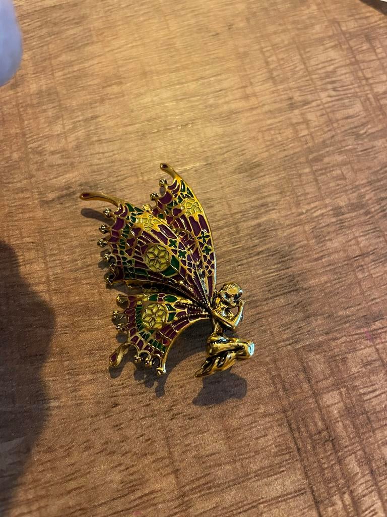 Vintage broche kleurig met knielend figuurtje met vleugels, Overige materialen, 4 tot 7 cm, Gebruikt, Paars