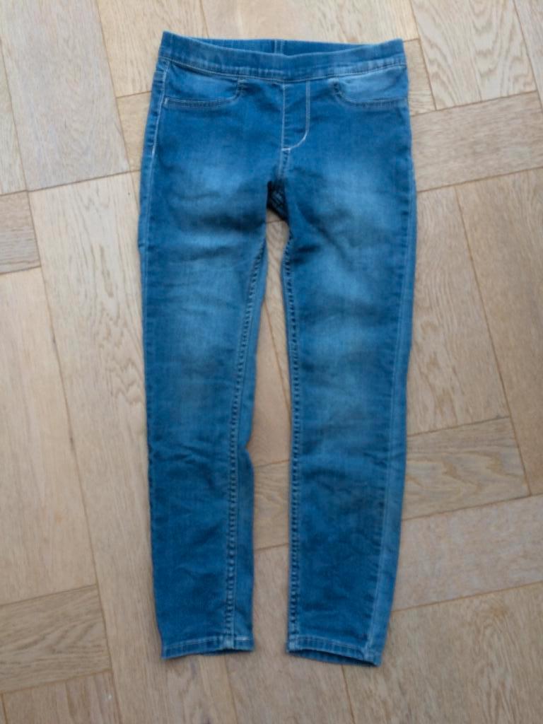 nog nette spijkertregging van H&M maat 122 - zgan, Kinderen en Baby's, Kinderkleding | Maat 122, Broek, Meisje, H&M, Ophalen of Verzenden