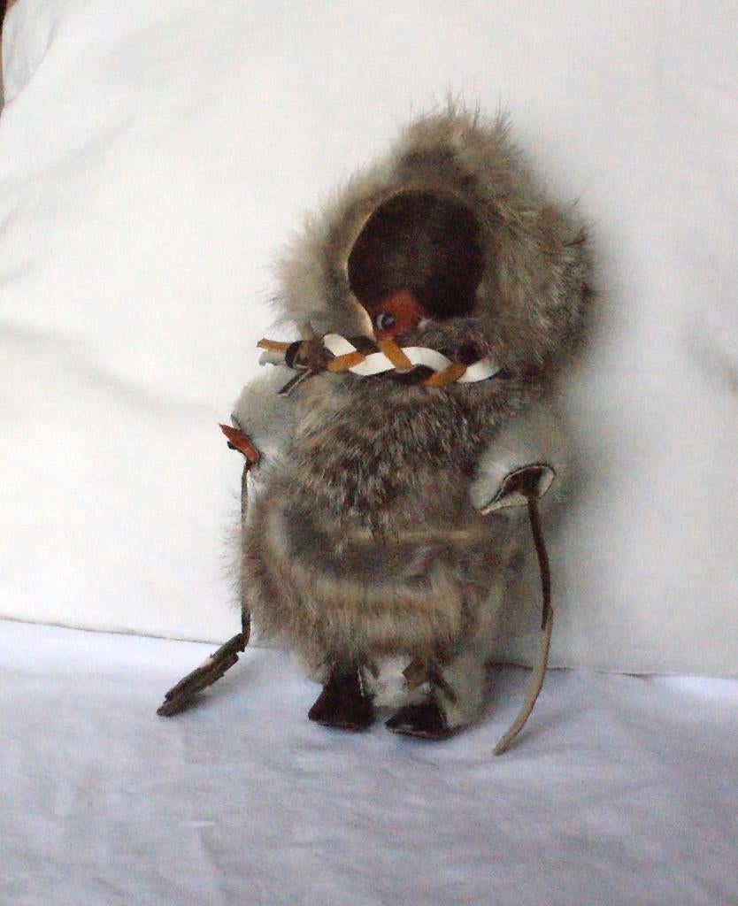 Popje. Eskimo 18 cm. Herkomst Canada., Ophalen of Verzenden, Zo goed als nieuw, Pop, Levensecht of Reborn